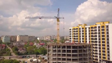 Yeni beton konut inşaatında çalışan inşaat işçileri.