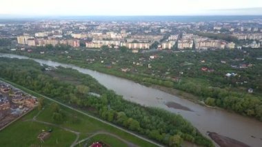Ukrayna 'nın Ivano-Frankivsk şehrindeki bir nehrin havadan görünüşü. Şehir manzarası.