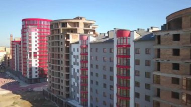 Şehirde inşaat halindeki yeni apartmanların havadan görünüşü.