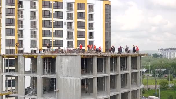 Trabajadores Construcción Que Trabajan Sitio Construcción Nuevo Edificio Residencial Hormigón — Vídeo de stock