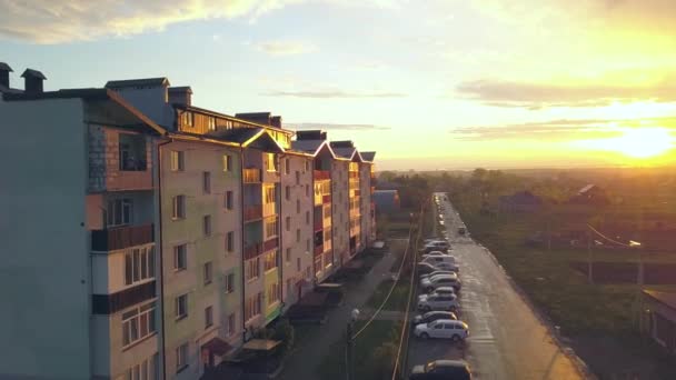 Aerial view of multistory apartment building in green residential area. — Stock Footage Aerial View Multistory Apartment Building Green Residential Area Royalty Free Stock Video