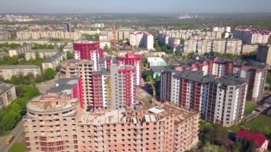 Şehirde inşaat halindeki yeni apartmanların havadan görünüşü.