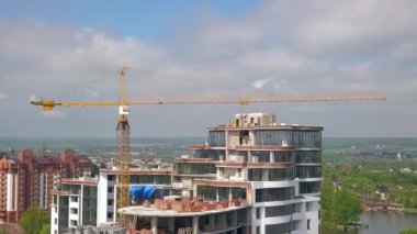 Yeni yerleşim yerinin şantiyesinde yüksek endüstri kulesi vinci.