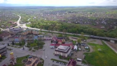 Ukrayna 'nın İvano-Frankivsk bölgesindeki eski Ukrayna başkenti Halych' in hava manzarası.
