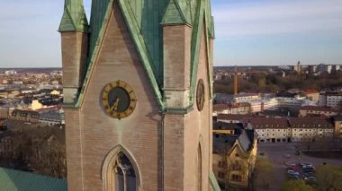 İsveç 'in Linkoping şehrindeki eski tarihi katedralin havadan görünüşü.
