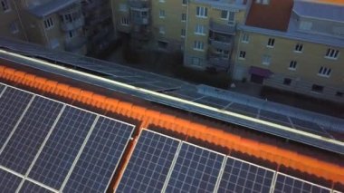 Konut binasının çatısındaki güneş enerjisi panelleri yeşil ekolojik elektrik üretmek için.