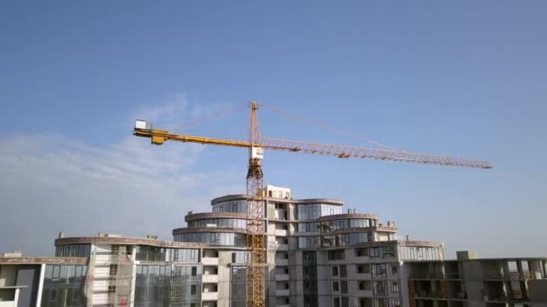 新築住宅建設現場の高い工業用タワークレーン — ストック動画