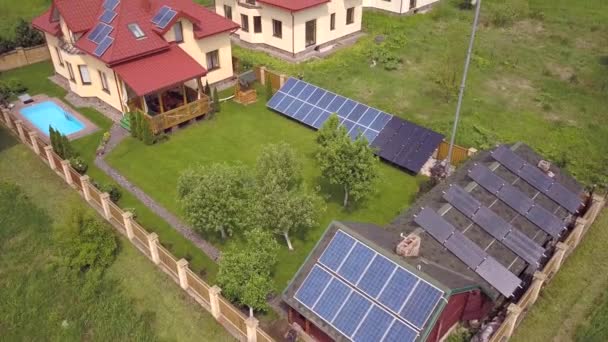 Luchtfoto Van Een Woonhuis Met Zonnepanelen Dak Windturbine — Stockvideo