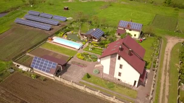 住宅区房屋的空中景观 屋顶上有太阳能电池板 — 图库视频影像