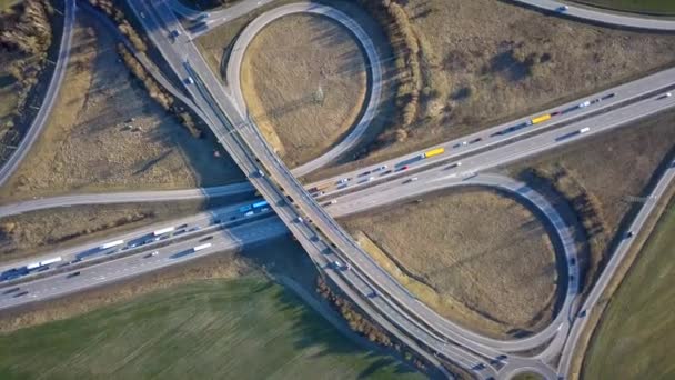 Hareket Halindeki Trafik Arabalarıyla Otoyol Kavşağının Havadan Görüntüsü — Stok video