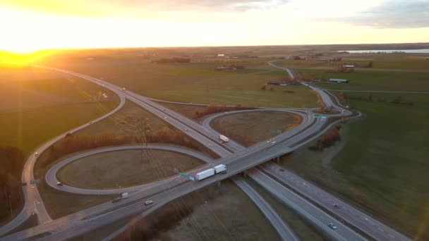 Luchtfoto Van Kruising Van Snelweg Met Rijdende Verkeerswagens — Stockvideo