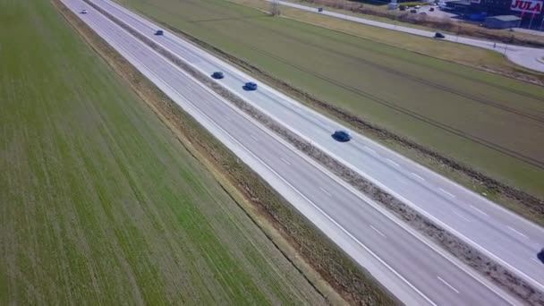 Autostrada Poruszającymi Się Samochodami Między Polami Zielonymi — Wideo stockowe