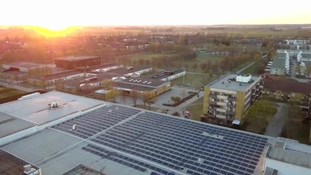 Solcellepaneler Oppå Tak Til Boligbygging Produksjon Grønn Økologisk Elektrisitet – stockvideo