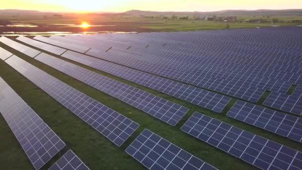 可再生能源发电用太阳能电池板绿地的空中景观 — 图库视频影像