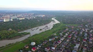 Ukrayna 'nın Ivano-Frankivsk şehrindeki bir nehrin havadan görünüşü. Şehir manzarası.