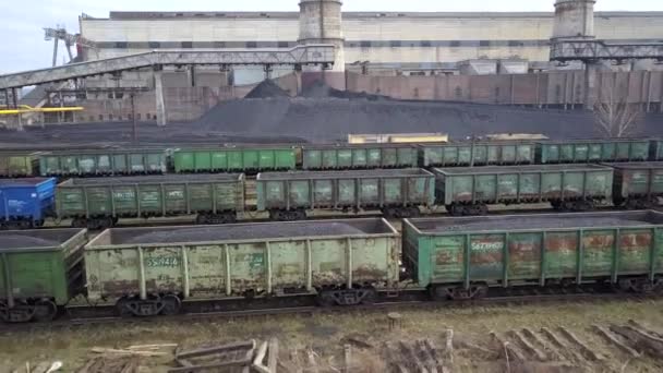 一排排满载化石燃料煤的火车货车 — 图库视频影像