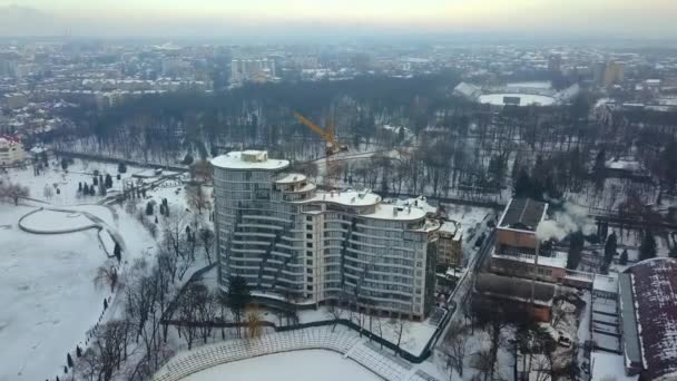 Letecký Pohled Vysokou Moderní Obytnou Budovu Věžový Jeřáb Výstavbě — Stock video