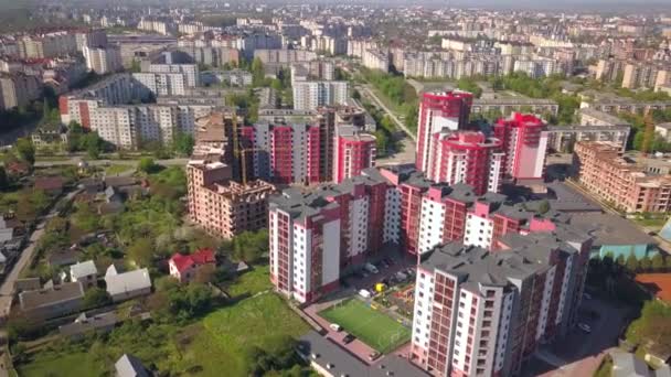 Luchtfoto Van Nieuwe Flatgebouwen Aanbouw Een Stad — Stockvideo