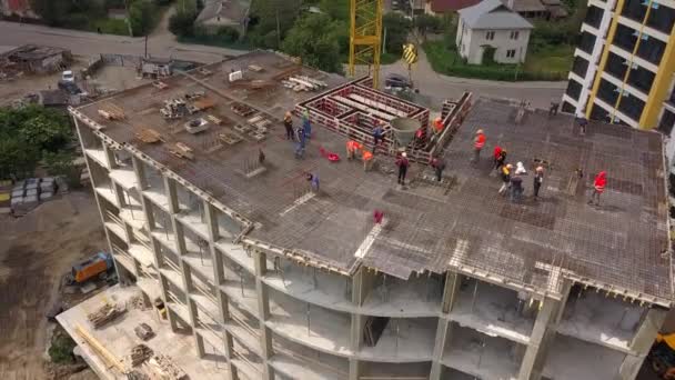 Stavební Dělníci Pracující Staveništi Nové Betonové Obytné Budovy — Stock video