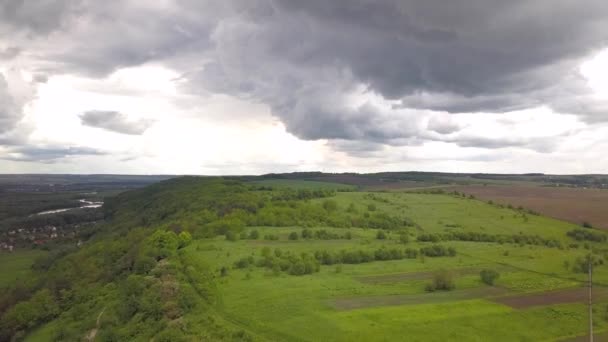 여름에는 먹구름 언덕을 공중에서 내려다본 — 비디오