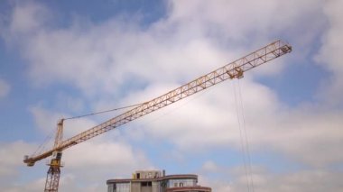 Yeni yerleşim yerinin şantiyesinde yüksek endüstri kulesi vinci.