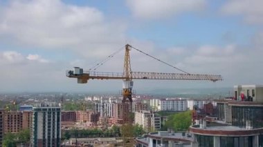 Yeni yerleşim yerinin şantiyesinde yüksek endüstri kulesi vinci.