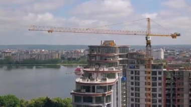 Yeni yerleşim yerinin şantiyesinde yüksek endüstri kulesi vinci.