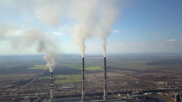 Kömür Santralinden Gelen Gri Dumanlı Yüksek Baca Borularının Havadan Görüntüsü — Stok video