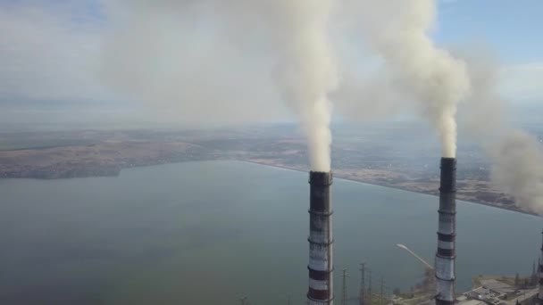 石炭発電所から灰色の煙と高煙突パイプの空中ビュー 化石燃料を用いた電気の生産 — ストック動画