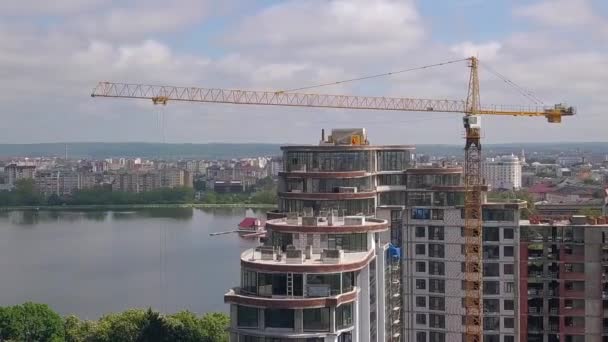 Hoher Industrie Turmdrehkran Auf Baustelle Für Neues Wohnhaus — Stockvideo