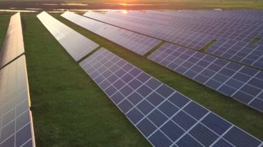 Yenilenebilir elektrik üretimi için güneş enerjisi panelleri olan yeşil alanın havadan görünüşü.