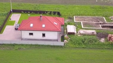 Etrafı çitlerle çevrili özel bir evin havadan görüntüsü..