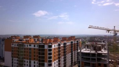 Yeni yerleşim yerinin şantiyesinde yüksek endüstri kulesi vinci.