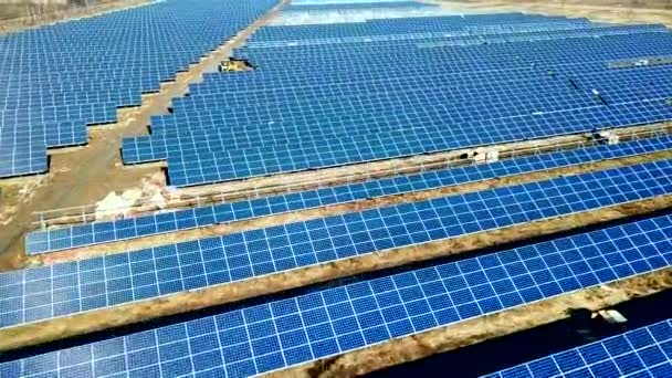 Установка Солнечных Панелей Экологической Электростанции — стоковое видео