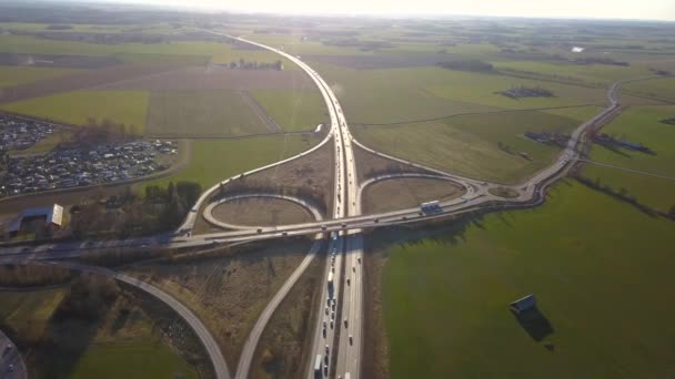 移動する交通車との高速道路の交差点の空中ビュー — ストック動画