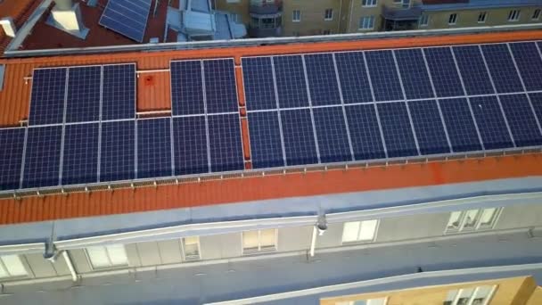 Panneaux Solaires Sur Toit Bâtiment Résidentiel Pour Production Électricité Écologique — Video