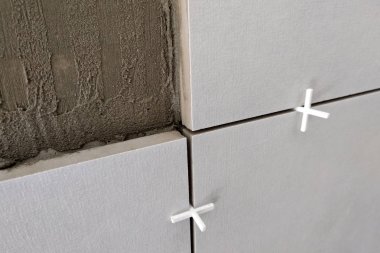 Harç tutkal üzerine duvar seramik karo montajı.