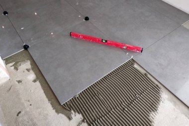 Seramik kiremit ve çatı ustası için araçlar. Kat yükleme döşer. Hom