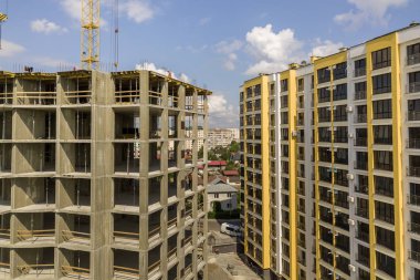 Apartman veya ofis yüksek beton bina yapım aşamasında.