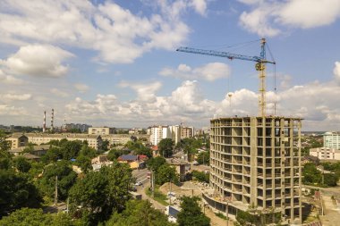 Apartman veya ofis yüksek beton bina yapım aşamasında.