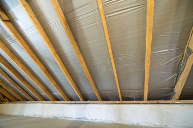 Çatı yapısıahşap kirişler ile bir binanın tavan arası.