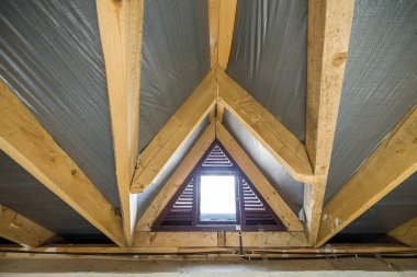 Bir çatı yapısı ahşap kirişler ile bir binanın tavan ve bir 