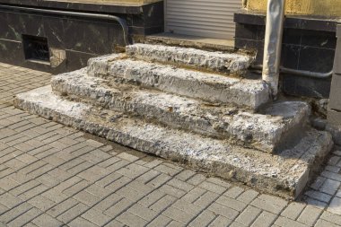 Yenileme çalışmaları öncesi eski yıkılmış beton merdivenler.