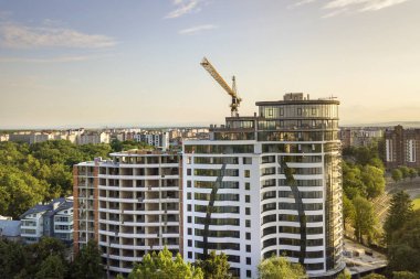 Yapım aşamasında yeni modern gökdelen binasının havadan görünümü