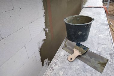 Koruyucu yapıştırıcı b ile duvarları kaplayan araçlar ve malzeme düşmanı