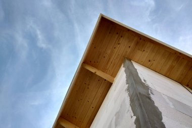 İnşaat altında bir bina fasade düşük açı görünümü bitmemiş