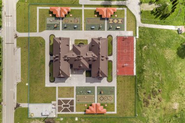 Yeni prescool bina ve alcoves ile avlunun üst havadan görünümü bir