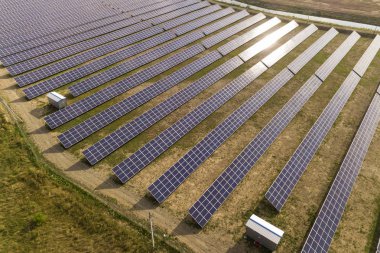 Güneş enerjisi santralinin havadan görünümü. Üretmek için elektrik panelleri 