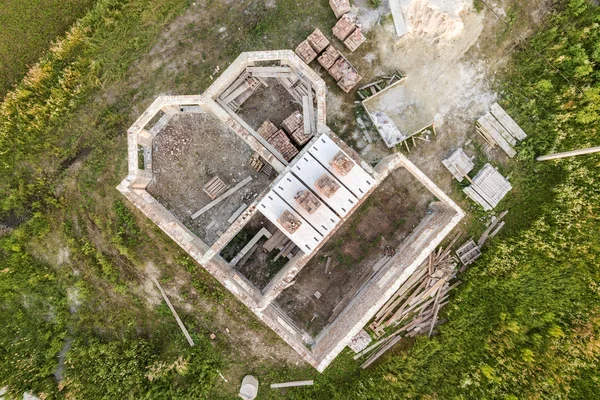 Vista aérea do local de construção para casa futura, porão de tijolo fl — Fotografia de Stock