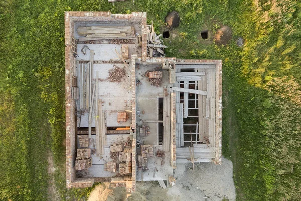 Vista aérea do local de construção para casa futura, porão de tijolo fl — Fotografia de Stock